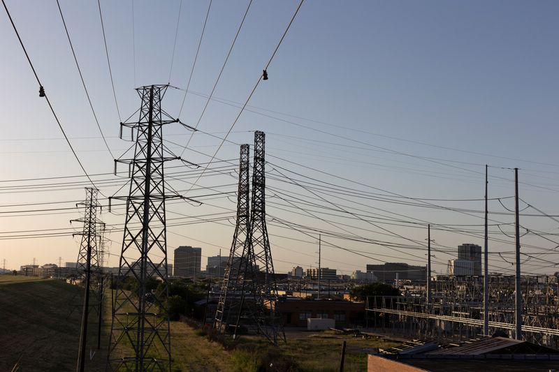 &copy; Reuters. FILE PHOTO: Power lines are seen during a heatwave with expected temperatures of 102 F (39 C) in Dallas, Texas, U.S. June 12, 2022. REUTERS/Shelby Tauber