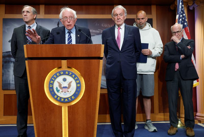 © Reuters. U.S. Senator Bernie Sanders, joined by Senators Jeff Merkley (D-OR), Edward Markey (D-MA), John Fetterman (D-PA), and Peter Welch (D-VT), speaks at a press conference on Capitol Hill about 11 Senate Democrats who sent a letter to President Joe Biden urging him to invoke the 14th Amendment to avoid a catastrophic debt default, in Washington, U.S., May 18, 2023. REUTERS/Evelyn Hockstein