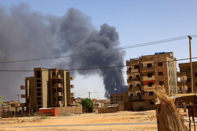 &copy; Reuters. دخان يتصاعد فوق المباني بعد قصف جوي خلال اشتباكات بين قوات الدعم السريع شبه العسكرية والجيش في الخرطوم بتاريخ الأول من مايو أيار 2023. تصوير: م