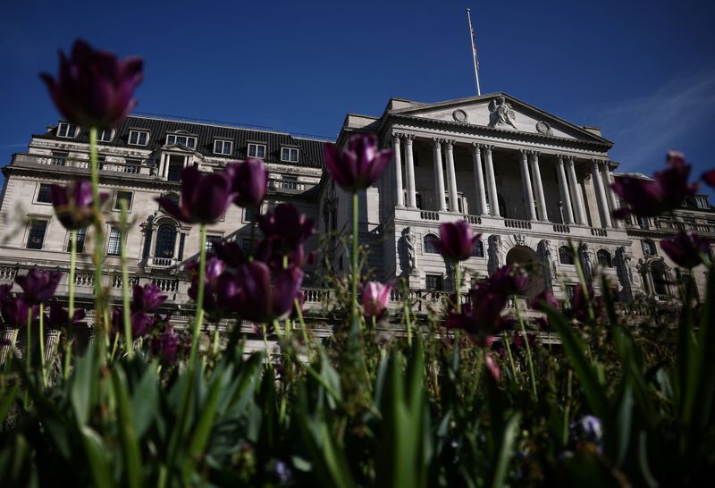 &copy; Reuters. FILE PHOTO: Flowers are seen outside the Bank of England in the City of London financial district in London, Britain May 11, 2023. REUTERS/Henry Nicholls