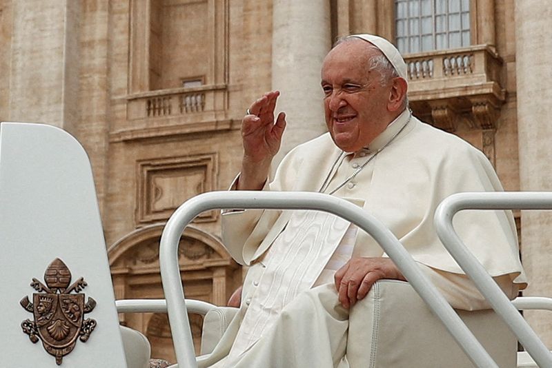 &copy; Reuters. 　５月１８日、ローマ教皇フランシスコ（写真）は、ウクライナとロシアの大統領に私的な特使を派遣し、停戦を仲介したい意向を示した。写真はバチカンで１７日撮影（２０２３年　ロイ