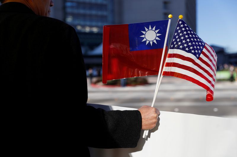 © Reuters. FILE PHOTO: A demonstrator holds flags of Taiwan and the United States in support of Taiwanese President Tsai Ing-wen during an stop-over after her visit to Latin America in Burlingame, California, U.S., January 14, 2017. REUTERS/Stephen Lam