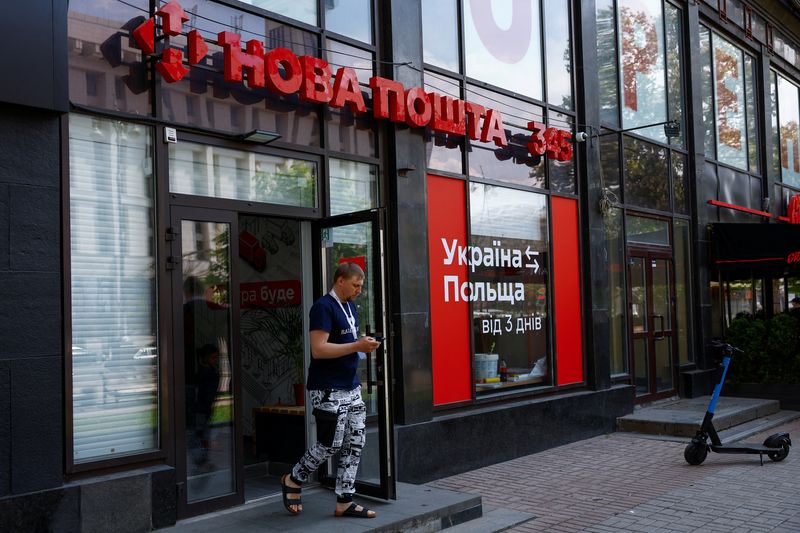 &copy; Reuters. A man leaves a branch of the Nova Poshta (New Post) delivery service in downtown, amid Russia's attack on Ukraine, in Kyiv, Ukraine May 15, 2023. REUTERS/Valentyn Ogirenko