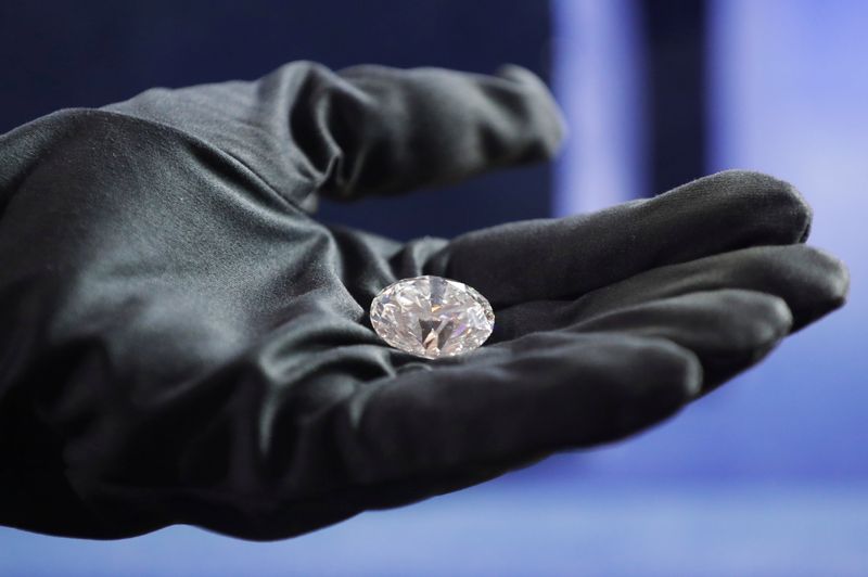 &copy; Reuters. Un diamant de 51,38 carats montré lors de la présentation de la collection de diamants polis Dynasty par la société minière russe Alrosa à Moscou, en Russie. /Photo d'archives/REUTERS/Tatyana Makeyeva