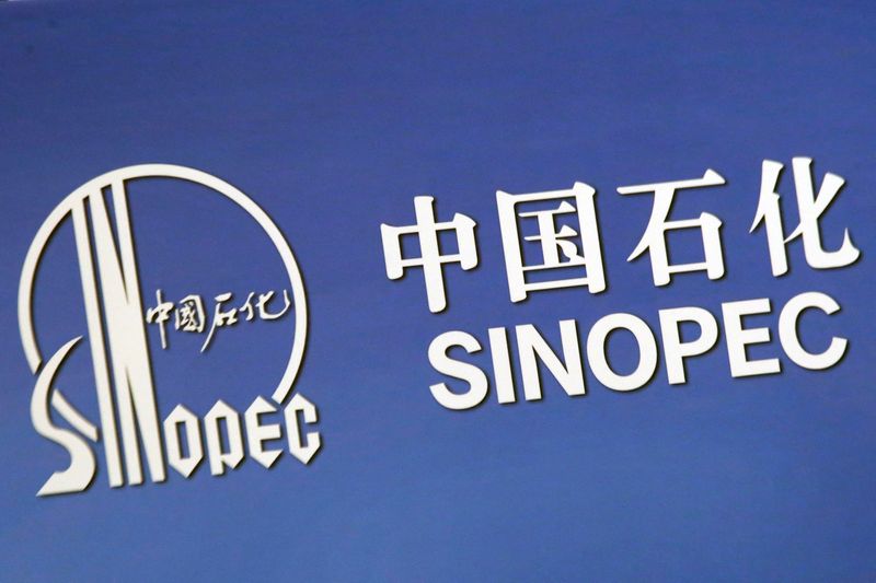 &copy; Reuters. FOTO DE ARCHIVO: El logotipo de la empresa china Sinopec Corp en una conferencia de prensa en Hong Kong, China 26 de marzo de 2018. REUTERS/Bobby Yip