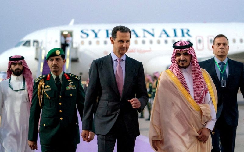 © Reuters. الرئيس السوري بشار الأسد يصل إلى جدة يوم الخميس لحضور قمة جامعة الدول العربية في السعودية يوم الجمعة. صورة لرويترز من وكالة الأنباء السورية (سانا) .  