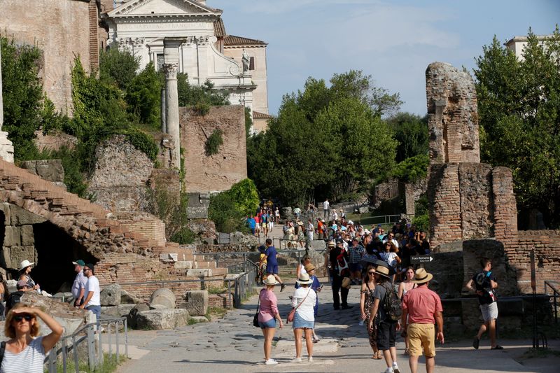&copy; Reuters. FILE PHOTO: Tourists walk along the Roman Forum in Rome, Italy, August 29, 2019. REUTERS/Ciro De Luca
