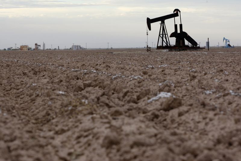&copy; Reuters. Pompe petrolifere a Midland, in Texas. 9 maggio 2008.  REUTERS/Jessica Rinaldi (UNITED STATES)