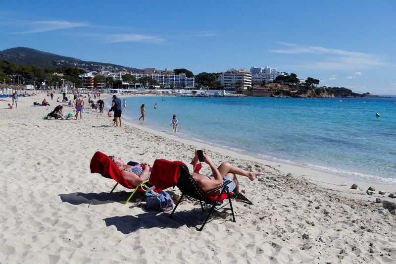 &copy; Reuters. FOTO DE ARCHIVO: La gente disfruta del tiempo soleado en la playa de Magaluf, en la isla balear de Mallorca, España 6 de abril 2023. REUTERS/Enrique Calvo/Foto de archivo