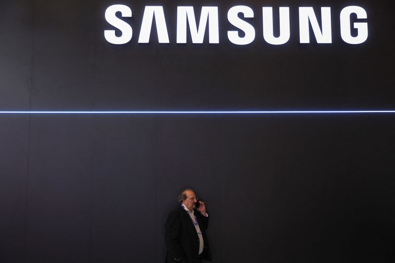 &copy; Reuters. FILE PHOTO: A man uses a phone below a Samsung sign, during the GSMA's 2023 Mobile World Congress (MWC) in Barcelona, Spain March 1, 2023. REUTERS/Nacho Doce
