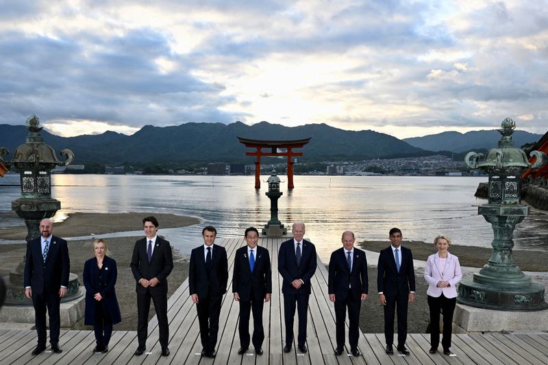 &copy; Reuters. El presidente de Estados Unidos, Joe Biden, y otros líderes del G7 visitan el santuario de Itsukushima en la isla de Miyajima en Hatsukaichi, Japón, el viernes 19 de mayo de 2023. REUTERS/Kenny Holston