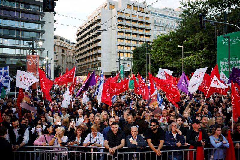 &copy; Reuters. FILE PHOTO: Supporters of leftist Syriza party wave flags during the speech of leftist Syriza party leader Alexis Tsipras in a pre-election rally in Athens, Greece, May 18, 2023. REUTERS/Louiza Vradi