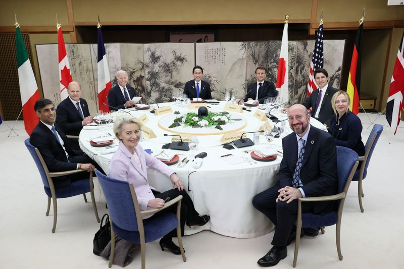 © Reuters. زعماء مجموعة السبع خلال اجتماع بمدينة هيروشيما باليابان يوم الجمعة. صورة لرويترز من من وزارة الشؤون الخارجية اليابانية. 