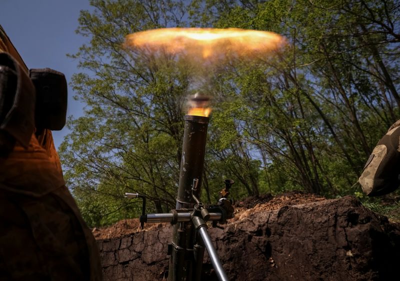 &copy; Reuters. Militares ucranianos utilizam armamento em Bakhmut, Ucrânia
18/05/2023
REUTERS/Sofiia Gatilova