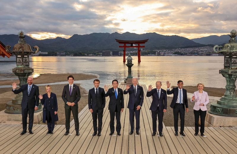 &copy; Reuters. زعماء مجموعة السبع في صورة جماعية في هيروشيما باليابان يوم الجمعة. صورة من وكالة كيودو للأنباء. 