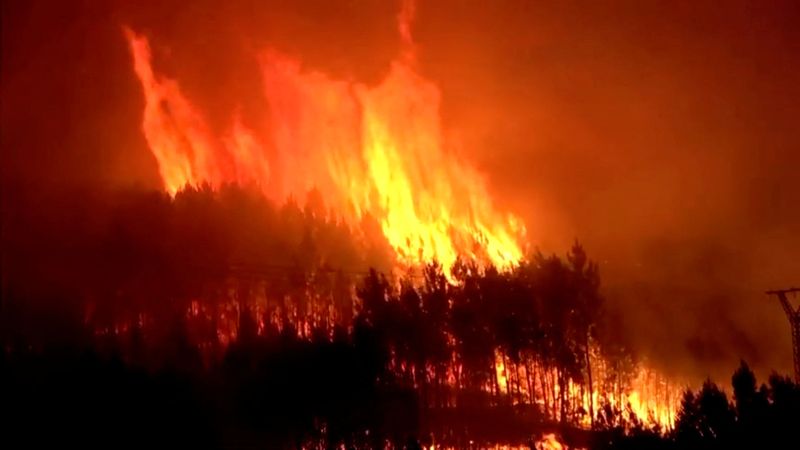 &copy; Reuters. Vista de incêndio florestal em Pinofranqueado, na Espanha
18/05/2023 Unidade Militar de Emergência/Divulgação via REUTERS