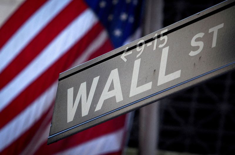 © Reuters. FILE PHOTO: A Wall Street sign is pictured outside the New York Stock Exchange in New York, October 28, 2013. REUTERS/Carlo Allegri/File Photo