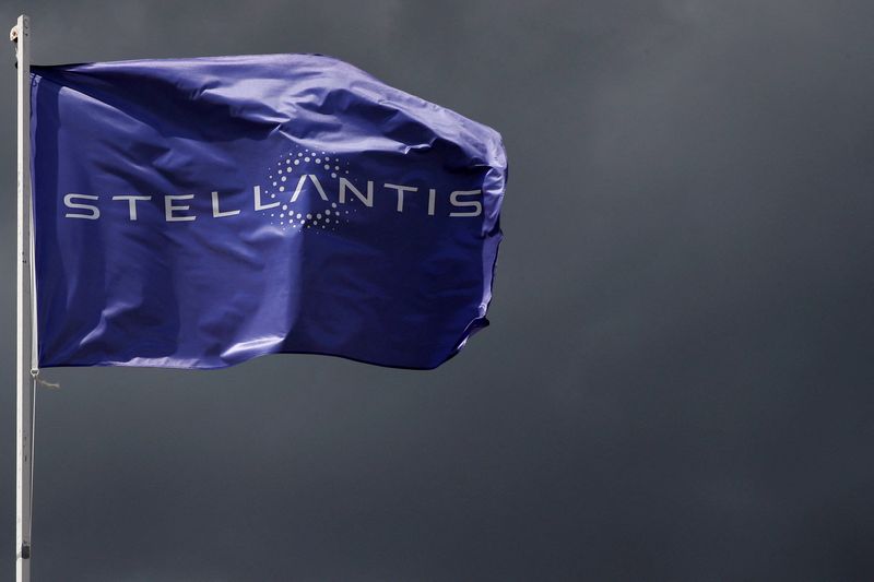 &copy; Reuters. FILE PHOTO: A flag with the logo of Stellantis is seen at the company's corporate office building in Saint-Quentin-en-Yvelines near Paris, France, May 5, 2021. REUTERS/Gonzalo Fuentes/