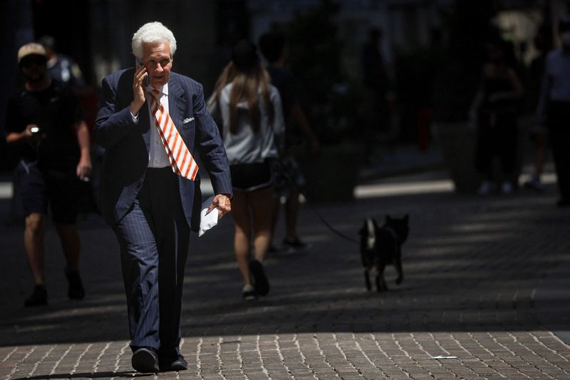 &copy; Reuters. Homem no celular no distrito financeiro de Nova York
19/07/2022
REUTERS/Brendan McDermid