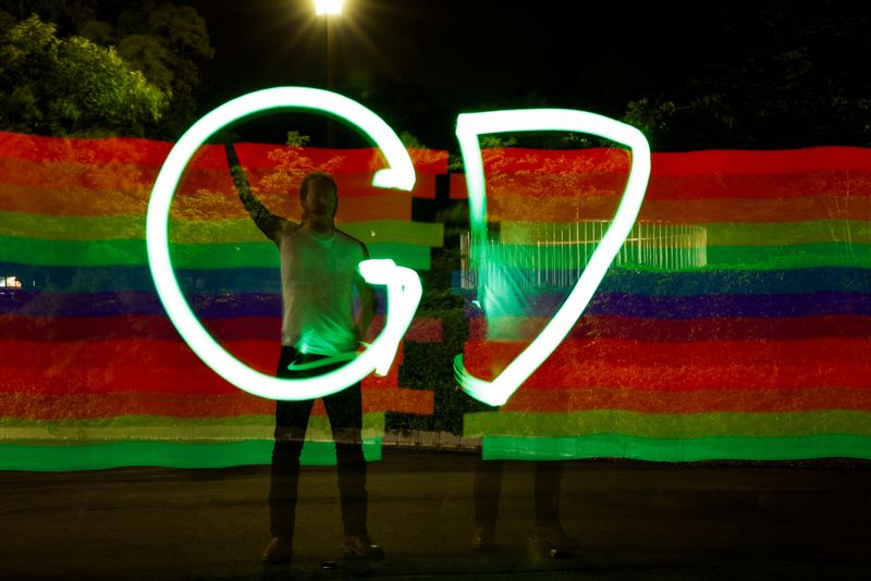 &copy; Reuters. Photo des gens qui créent des sculptures lumineuses avec des stylos lumineux véhiculant des messages de paix et de protection de l'environnement lors d'un événement organisé par Greenpeace. /Photo prise le 19 mai 2023 à Hiroshima, Japon/REUTERS/Andr