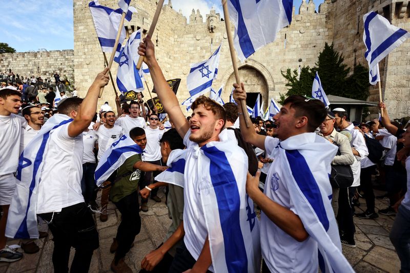 &copy; Reuters. جانب من المشاركين في مسيرة لآلاف الإسرائيليين يحملون الأعلام في البلدة القديمة بالقدس يوم الخميس. تصوير: رونن زفولن - رويترز. 
