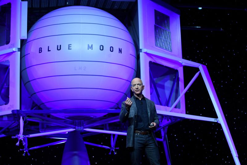 &copy; Reuters. Photo d'archives du patron d'Amazon Jeff Bezos qui dévoile la fusée d'exploration lunaire d'exploration spatiale de sa société spatiale Blue Origin appelée Blue Moon. /Photo prise le 9 mai 2019 à Washington, États-Unis/REUTERS/Clodagh Kilcoyne