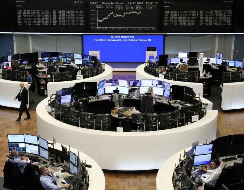 &copy; Reuters. شاشات تعرض بيانات من مؤشر داكس الألماني في بورصة فرانكفورت يوم الجمعة. تصوير رويترز. 