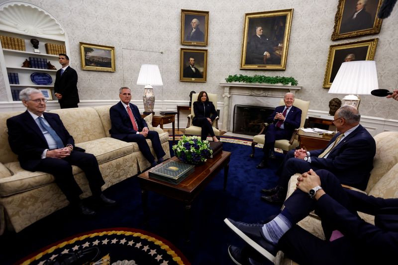 © Reuters. O presidente dos EUA, Joe Biden, vice-presidente Kamala Harris, o líder da maioria no Senado, Chuck Schumer, o líder da oposição Mitch McConnell, o presidente da Câmara, Kevin McCarthy e líderes do Congresso no Salão Oval da Casa Branca em Washington
16/05/2023
REUTERS/Evelyn Hockstein