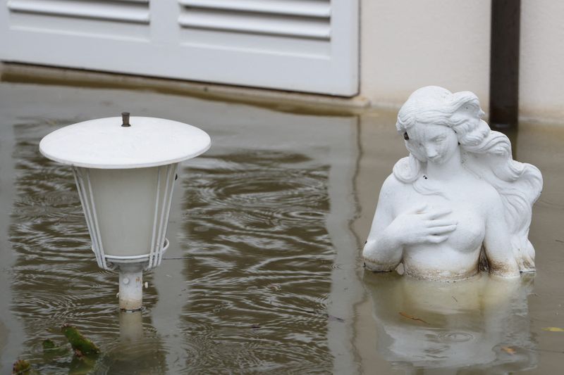 &copy; Reuters. Foto del viernes de una escultura en una calle inundada en Lugo, en la región italiana de Emilia Romaña
 May 19, 2023. REUTERS/Claudia Greco