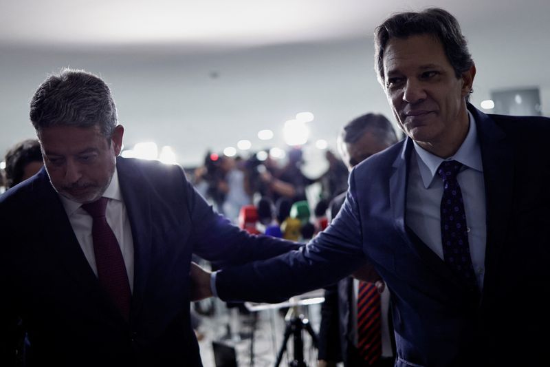 &copy; Reuters. O ministro da Fazenda, Fernando Haddad, e o presidente da Câmara, Arthur Lira
18/04/2023
REUTERS/Ueslei Marcelino