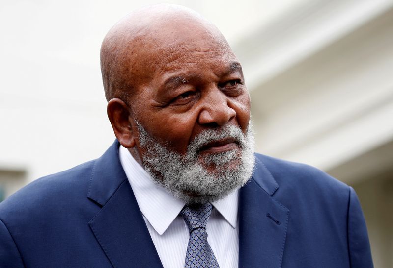 © Reuters. FILE PHOTO: Former NFL football player Jim Brown speaks after meeting with U.S. President Donald Trump at the White House in Washington, U.S., October 11, 2018. REUTERS/Joshua Roberts/File Photo