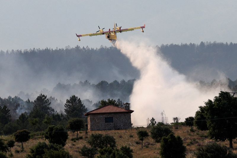 &copy; Reuters. طائرة تحاول إخماد حريق غابات في غرب إسبانيا يوم الجمعة. تصوير: فيوليتا سانتوس مورا - رويترز. 