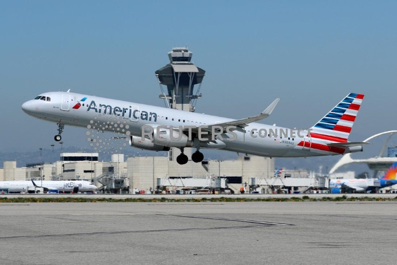 &copy; Reuters. Um avião Airbus A321 da American Airlines no Aeroporto Internacional de Los Angeles, Califórnia
28/3/2018 REUTERS/Mike Blake/Arquivo