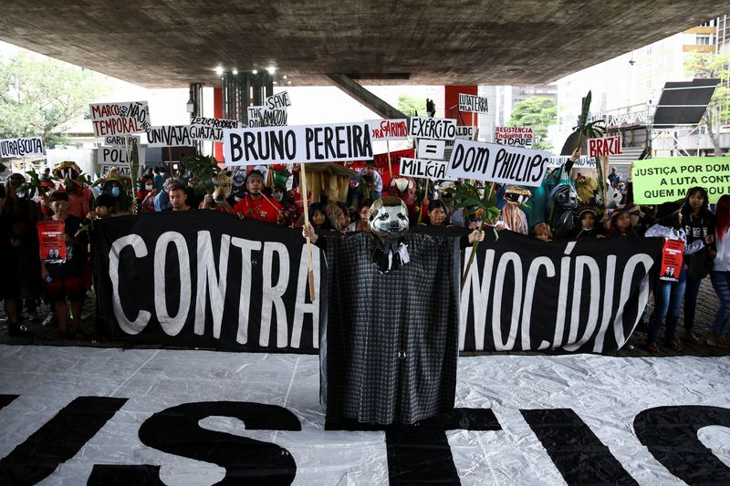 &copy; Reuters. Pessoas em protesto pedindo justiça para o jornalista Dom Philips e os indigenistas Bruno Pereira e Maxciel Pereira dos Santos, assassinados na Amazônia. São Paulo, Brasil
18/06/2022
REUTERS/Carla Carniel