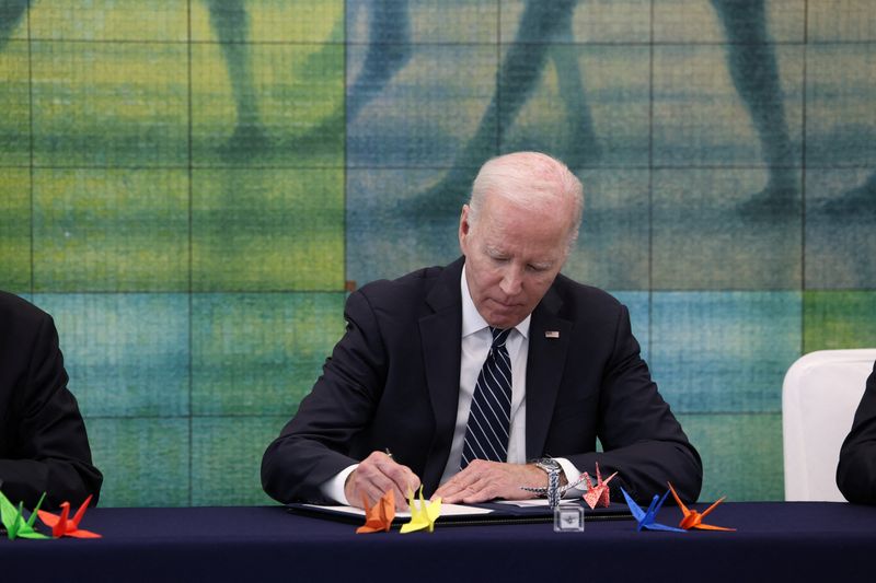&copy; Reuters. الرئيس الأمريكي جو بايدن يوقع في سجل الضيوف أثناء زيارته للمتحف التذكاري للسلام مع قادة مجموعة السبع الآخرين في هيروشيما غربي اليابان يوم 19