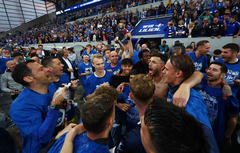&copy; Reuters. 　サッカーのドイツ２部で首位に立つダルムシュタットが１９日、ホームで伊藤達哉が所属するマクデブルクに１─０で勝利し、来季トップリーグ昇格を確定させた。