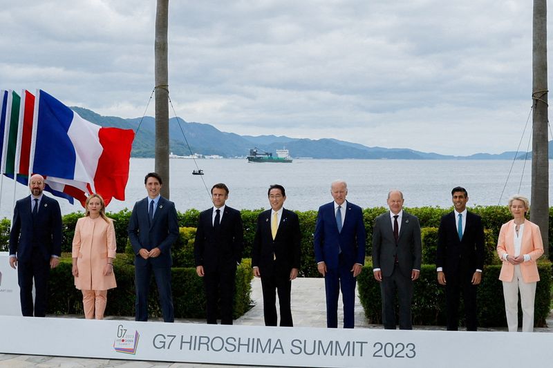 &copy; Reuters. قادة مجموعة السبع يقفون لالتقاط صورة تذكارية على هامش اجتماعهم في قمة هيروشيما باليابان يوم السبت. تصوير: جوناثان إرنست - رويترز. صورة لرويت