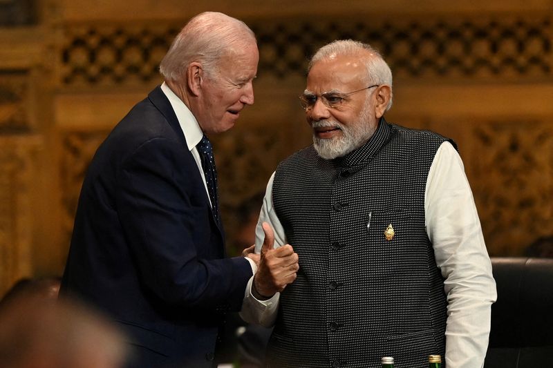 &copy; Reuters. الرئيس الأمريكي جو بايدن (إلى اليسار) ورئيس الوزراء الهندي ناريندرا مودي خلال لقائهما على هامش قمة مجموعة العشرين في بالي في 15 نوفمبر تشرين 