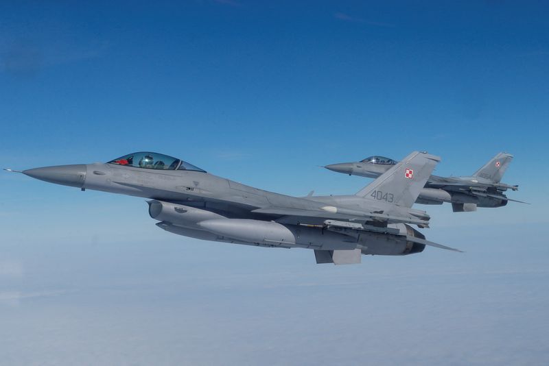 &copy; Reuters. Photo d'archives des F-16 volent en Pologne. /Photo prise le 21 mars 2023 en Pologne/REUTERS/Lukasz Glowala 