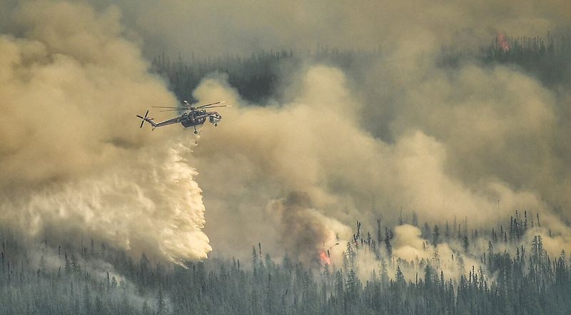 © Reuters. A Sky crane helicopter dumps water on the Eagle Wildfire Complex near Fox Creek, Alberta, Canada May 19, 2023. Alberta Wildfire/Handout via REUTERS   