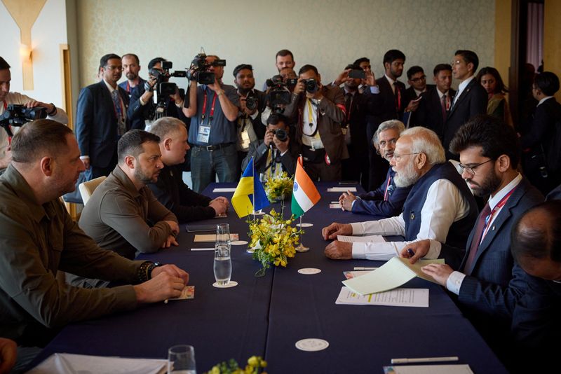 © Reuters. الرئيس الأوكراني فولوديمير زيلينسكي خلال مقابلة مع رئيس الوزراء الهندي ناريندرا مودي خلال اجتماع قمة مجموعة السبع يوم السبت. صورة لرويترز من المكتب الإعلامي للرئاسة الأوكرانية.