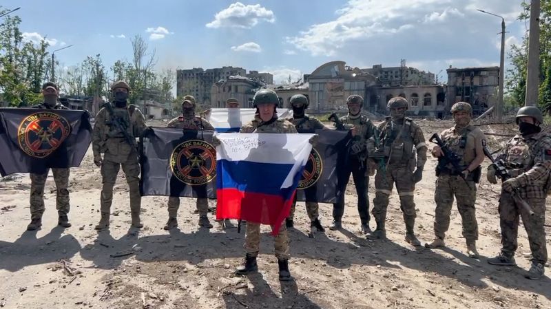 © Reuters. Founder of Wagner private mercenary group Yevgeny Prigozhin makes a statement as he stand next to Wagner fighters in the course of Russia-Ukraine conflict in Bakhmut, Ukraine, in this still image taken from video released May 20, 2023. Press service of 