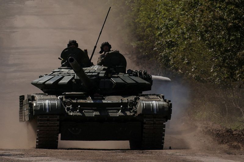 &copy; Reuters. جنديا أوكرانيان على مركبة حربية في باخموت بأوكرانيا يوم 12 مايو أيار 2023. تصوير: صوفيا هاتيلوفا - رويترز.