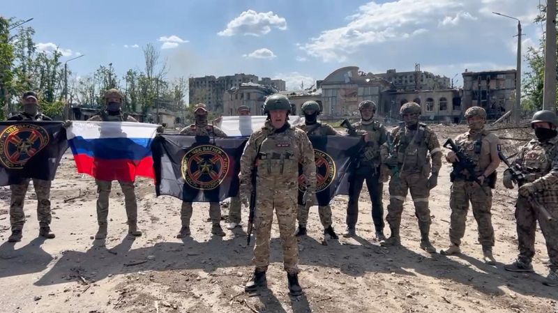 &copy; Reuters. Founder of Wagner private mercenary group Yevgeny Prigozhin makes a statement as he stand next to Wagner fighters in the course of Russia-Ukraine conflict in Bakhmut, Ukraine, in this still image taken from video released May 20, 2023. Press service of "C