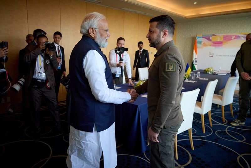 © Reuters. FILE PHOTO: Ukraine's President Volodymyr Zelenskiy and Indian Prime Minister Narendra Modi shake hands during the G7 leaders' summit in Hiroshima, Japan May 20, 2023.  Ukrainian Presidential Press Service/Handout via REUTERS