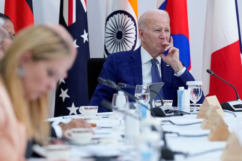 &copy; Reuters. Le président Joe Biden écoute les dirigeants du G7 à Hiroshima. /Photo prise le samedi 20 mai 2023 à Hiroshima, au Japon/REUTERS/Susan Walsh