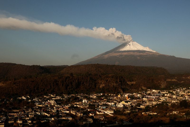 © Reuters. Steam and ashes emerge from the Popocatepetl volcano, after an increase in volcanic activity, as seen from the town of Santiago Xalizintla, Mexico May 12, 2023. REUTERS/Imelda Medina