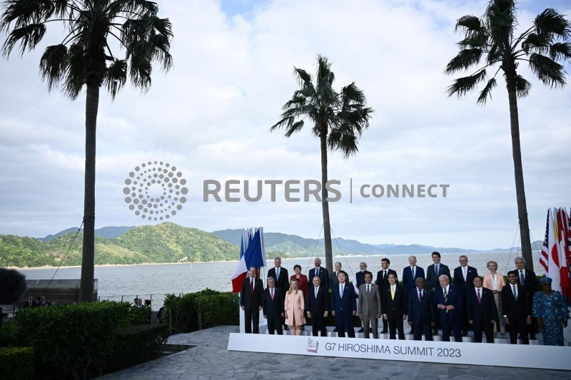 © Reuters. World leaders from G7 and invited countries (top row L-R) Mathias Cormann, Secretary-General of the Organisation for Economic Co-operation and Development (OECD), Managing Director of the IMF Kristalina Georgieva, European Council President Charles Michel, German Chancellor Olaf Scholz, India's Prime Minister Narendra Modi, France's President Emmanuel Macron, US President Joe Biden, Canada's Prime Minister Justin Trudeau, Australia's Prime Minister Anthony Albanese, European Commission President Ursula von der Leyen, Executive Director of the International Energy Agency Fatih Birol, (bottom row L-R) President of the World Bank David Malpass, secretary-general of the United Nations Antonio Guterres, Italy's Prime Minister Giorgia Meloni, Cook Islands Prime Minister Mark Brown, South Korea's Yoon Suk Yeol, Indonesia's President Joko Widodo, Japan's Prime Minister Fumio Kishida, Comoros President Azali Assoumani, Brazil's President Luiz Inacio Lula de Silva, Vietnam's Prime Minister Pham Minh Chinh, Britain's Prime Minister Rishi Sunak, and Director-General of the World Trade Organization Ngozi Okonjo-Iweala pose for a family photo of leaders of the G7 and invited countries during the G7 Leaders' Summit in Hiroshima on May 20, 2023.     BRENDAN SMIALOWSKI/Pool via REUTERS