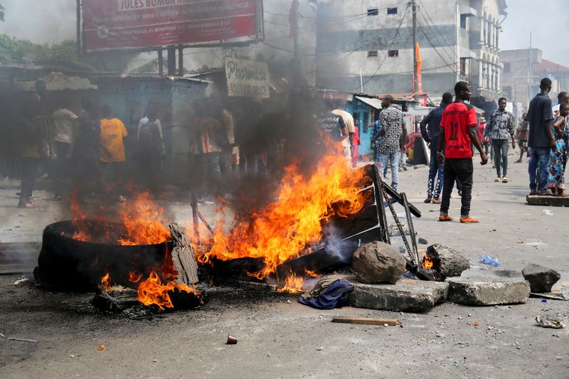 © Reuters. Tires and other objects burn as anti-government demonstrators take part in a riot after security forces broke up an attempted demonstration organized by the opposition and civil society members over alleged irregularities in voter registration for the upcoming December elections, in Kinshasa, Democratic Republic of Congo, May 20, 2023. REUTERS/Justin Makangara