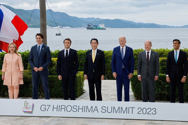 © Reuters. زعماء مجموعة السبع يقفون لالتقاط صورة جماعية على هامش اجتماعهم في قمة هيروشيما باليابان يوم السبت.  صورة لرويترز من ممثل لوكالات الأنباء . 